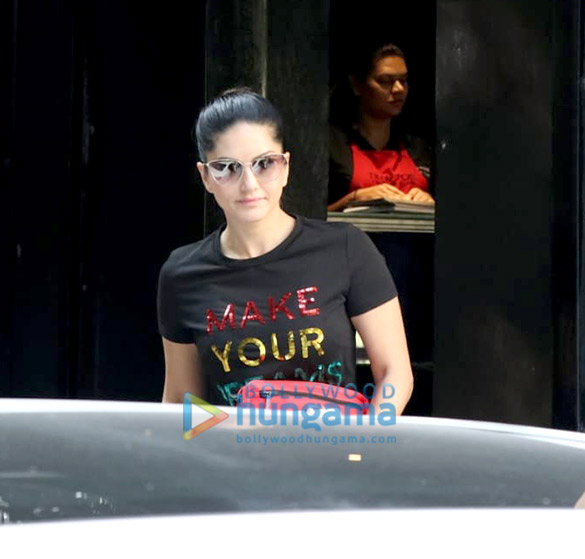 sunny leone spotted at tip toe in juhu 2