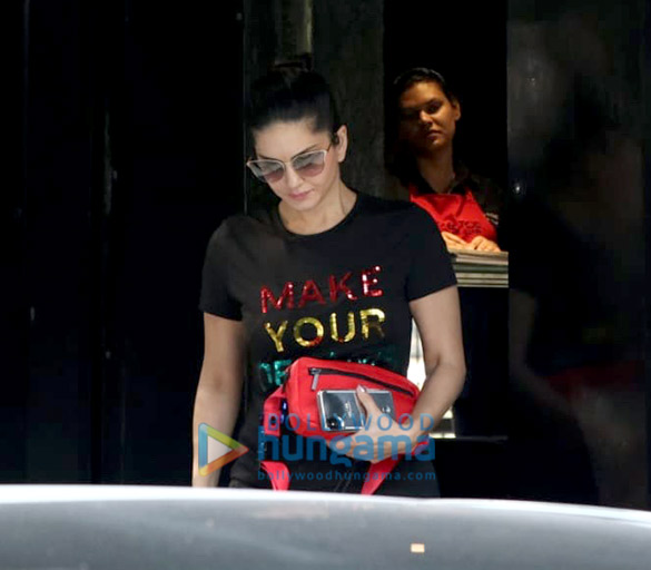 sunny leone spotted at tip toe in juhu 4