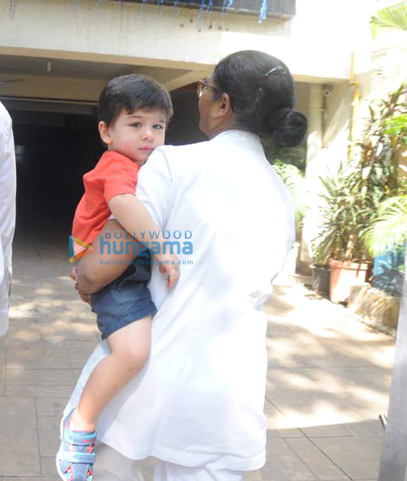 taimur ali khan spotted outside his residence 4