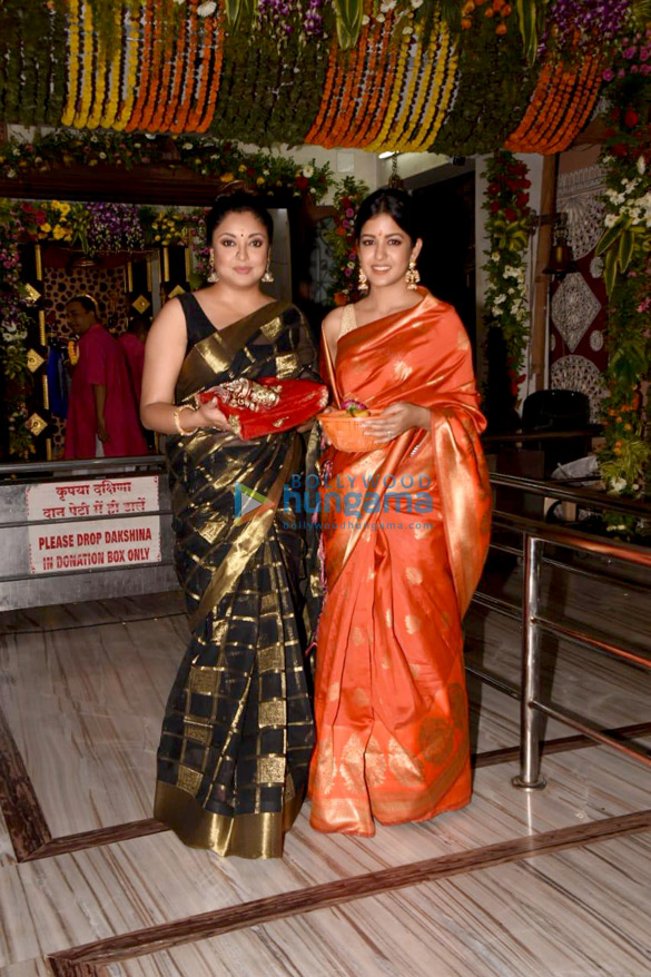 tanushree dutta and ishita dutta snapped at kali mata mandir 4