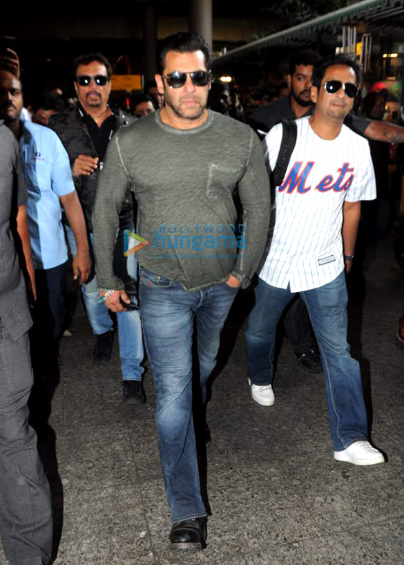 tiger shroff and salman khan and others snapped at the airport 005 1