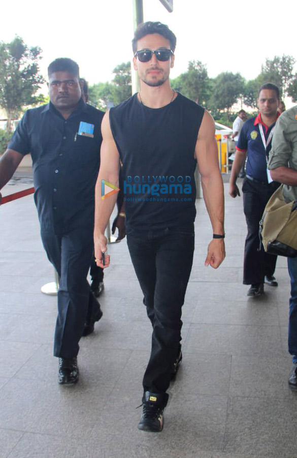 tiger shroff snapped at the airport 4