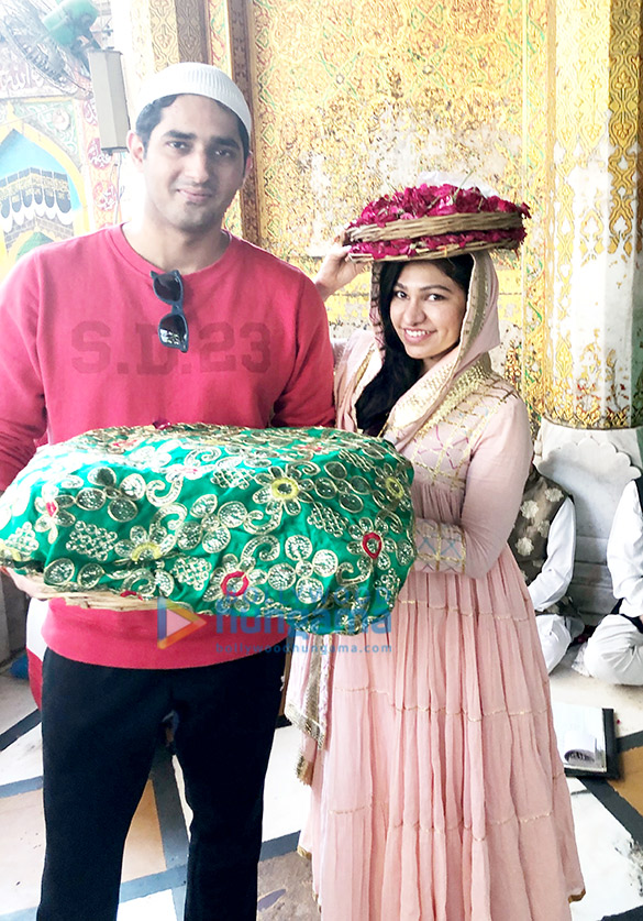 tulsi kumar pays her respects at ajmer shariff dargah 1