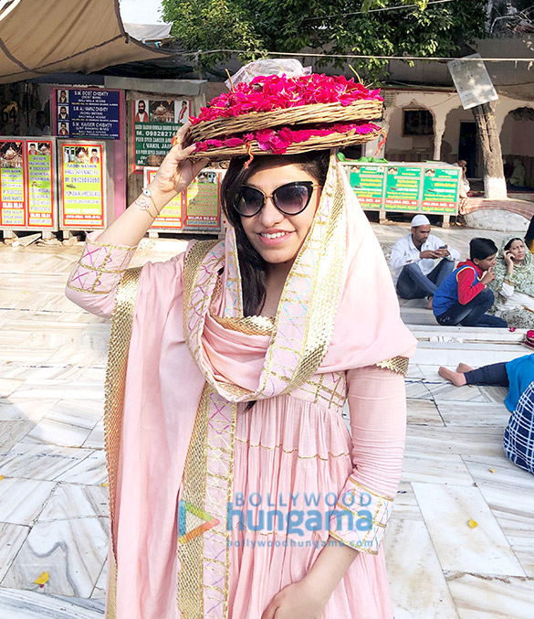 tulsi kumar pays her respects at ajmer shariff dargah 3