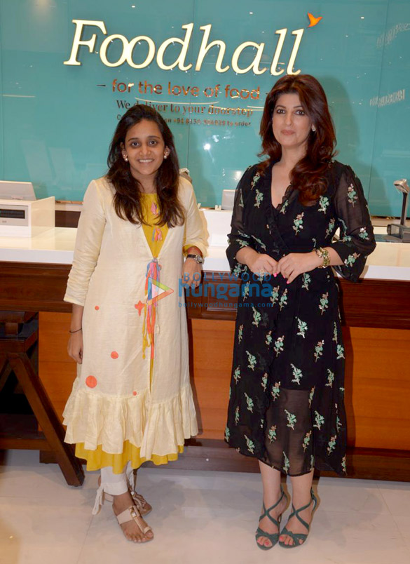 twinkle khanna snapped at foodhall by avni biyani event 3