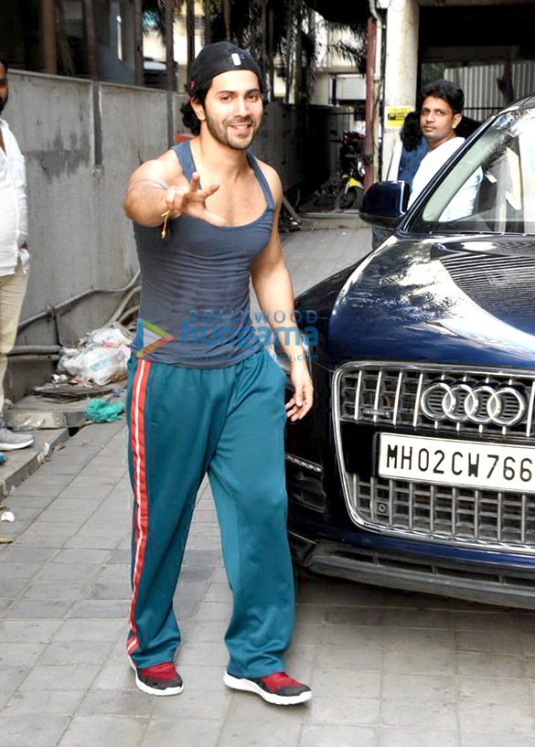 varun dhawan spotted at a dance class in andheri 1