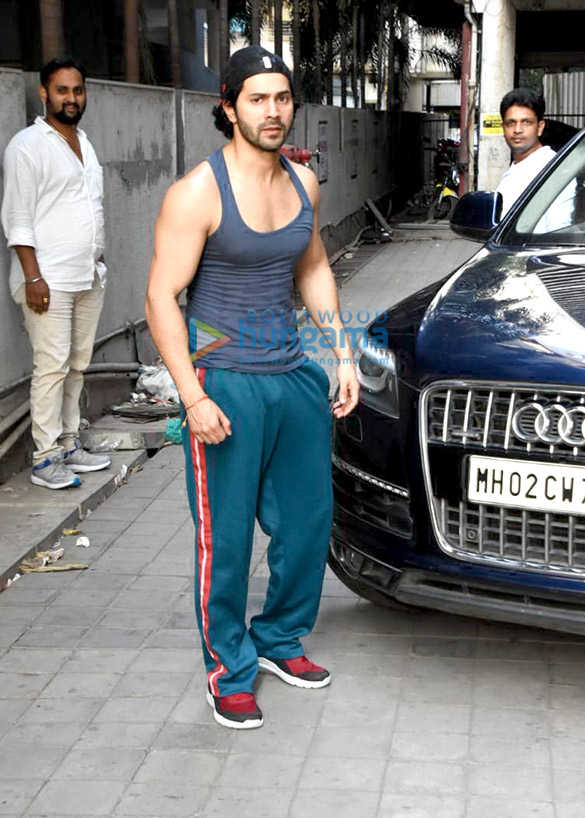 varun dhawan spotted at a dance class in andheri 5