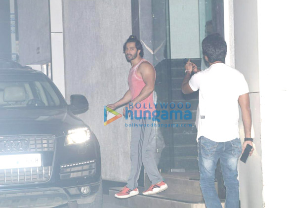 varun dhawan spotted at the gym in bandra 1 5