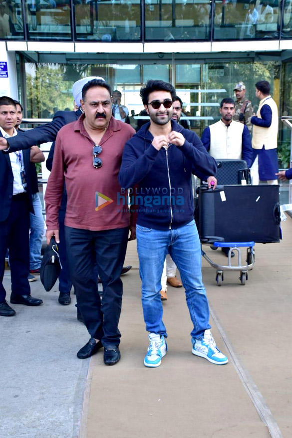 aishwarya rai bachchan varun dhawan abhishek bachchan and others snapped at the airport 003