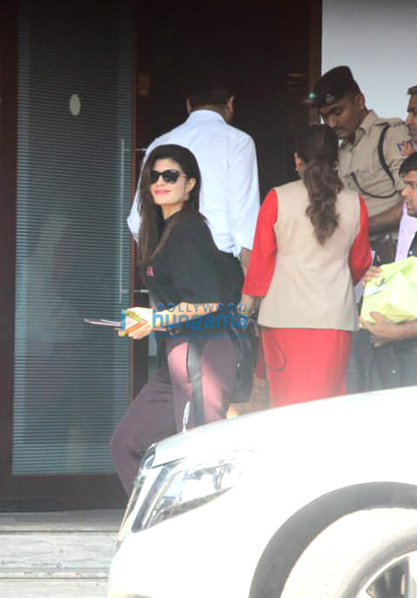 aishwarya rai bachchan varun dhawan abhishek bachchan and others snapped at the airport 004 2