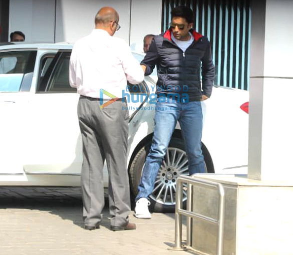 aishwarya rai bachchan varun dhawan abhishek bachchan and others snapped at the airport 3