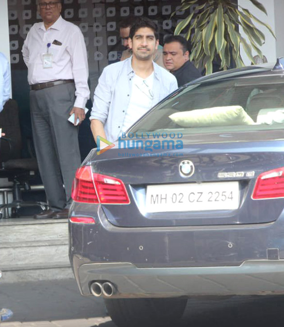 aishwarya rai bachchan varun dhawan abhishek bachchan and others snapped at the airport 7