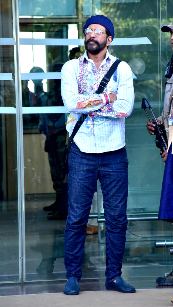 aishwarya rai bachchan varun dhawan abhishek bachchan and others snapped at the airport3 4
