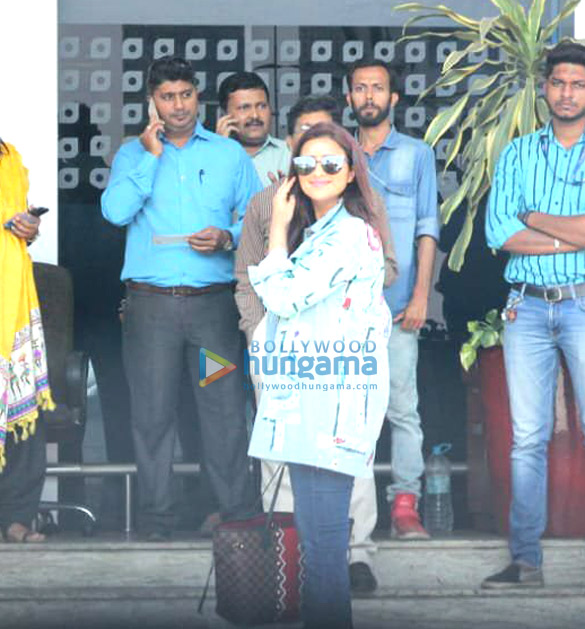 aishwarya rai bachchan varun dhawan abhishek bachchan and others snapped at the airport3 5