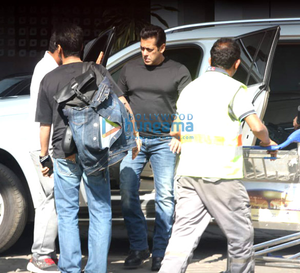 aishwarya rai bachchan varun dhawan abhishek bachchan and others snapped at the airport4 3