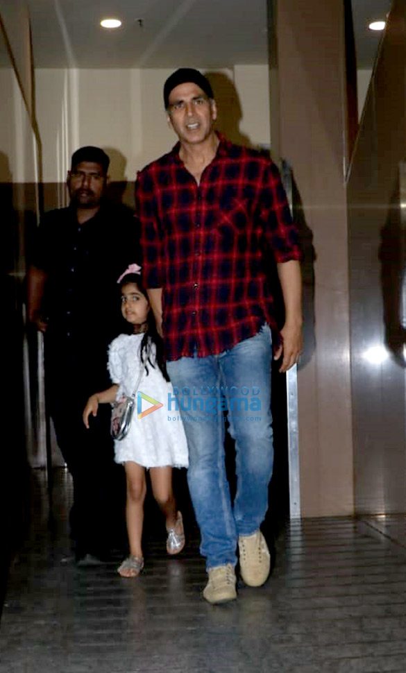 akshay kumar spotted at pvr juhu 3 2