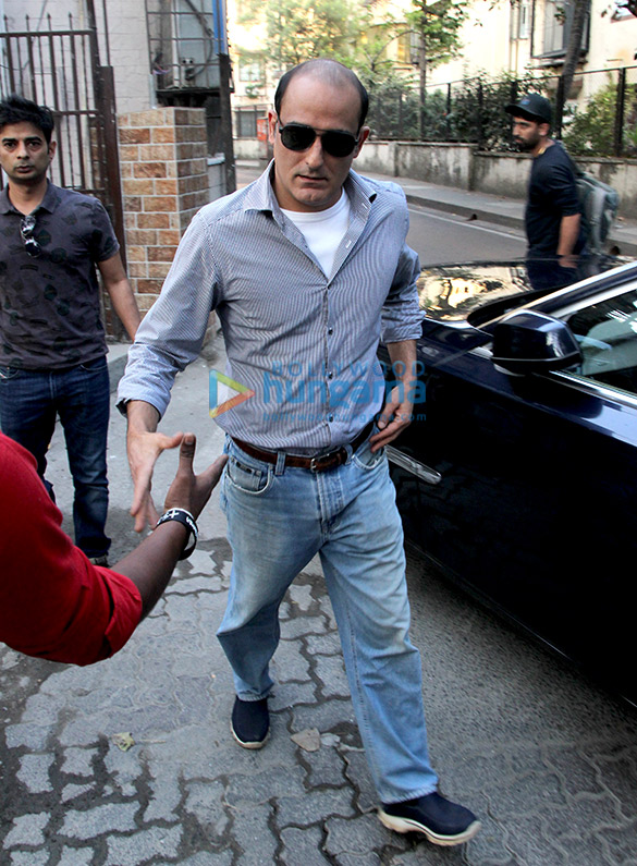 akshaye khanna spotted at dubbing studio in bandra 4