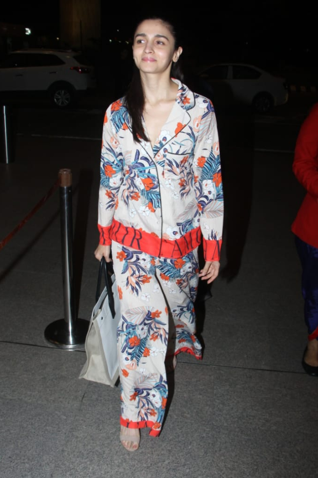 Alia Bhatt in Gucci night suit at the airport (1)