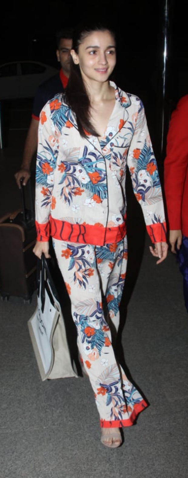 Alia Bhatt in Gucci night suit at the airport (3)