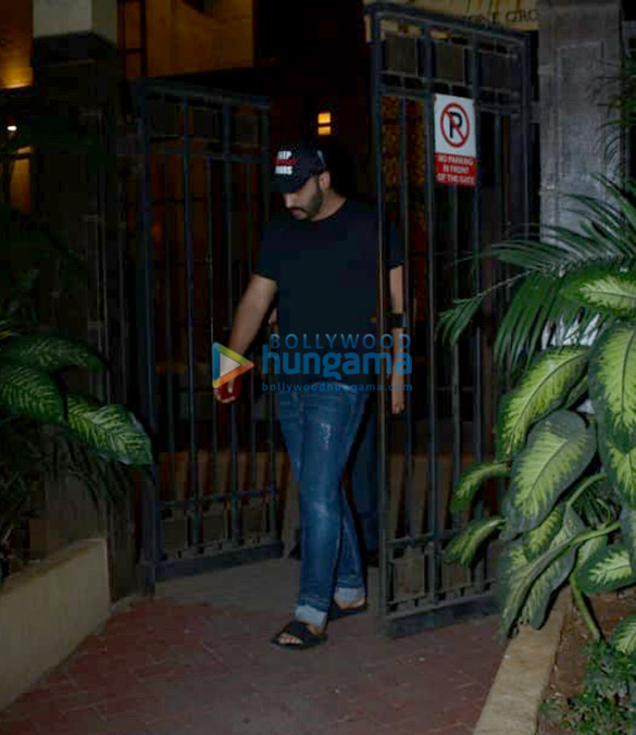 arjun kapoor snapped at malaika aroras house 5
