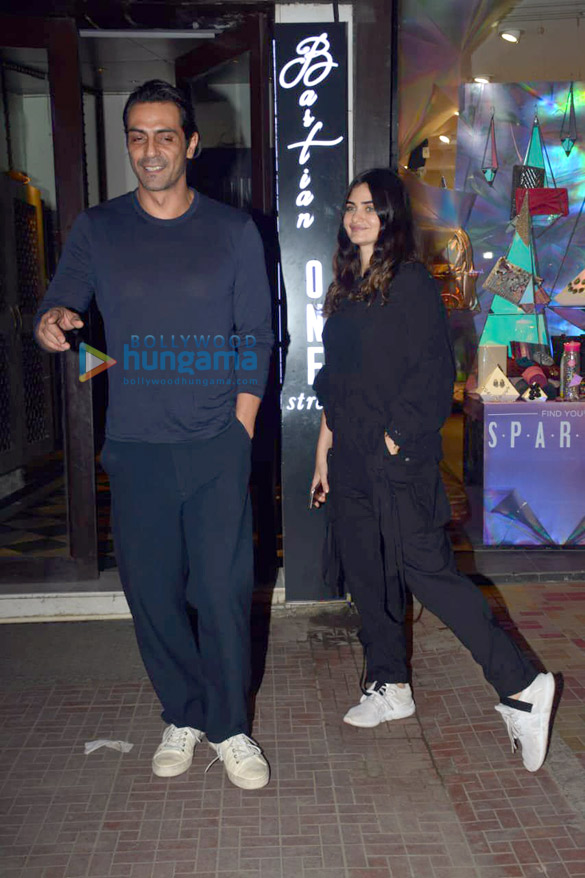 arjun rampal snapped with friends at bastian in bandra 4