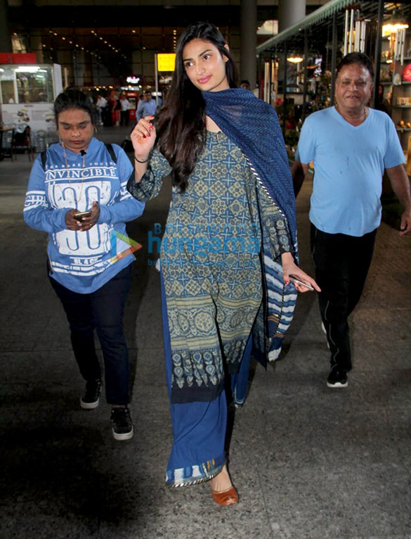 athiya shetty snapped at the airport 3 2