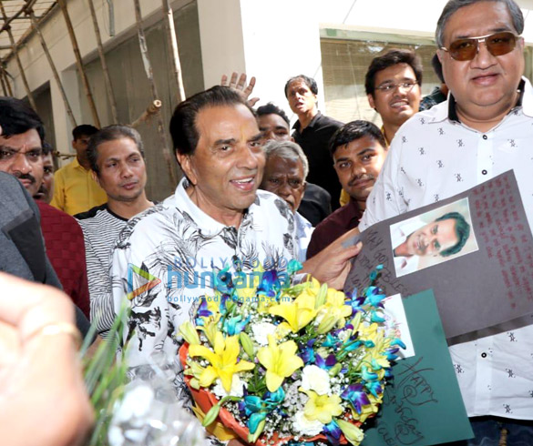 dharmendra snapped on his birthday at sunny super sound in juhu 5