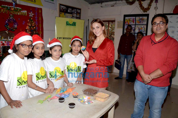elli avrram celebrates christmas with smile foundation kids 6