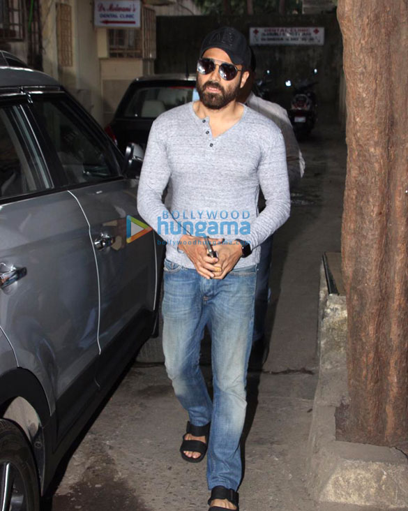 emraan hashmi spotted in bandra 2 3