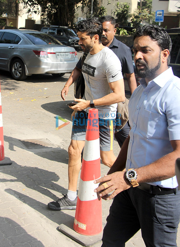 farhan akhtar snapped at otters club 2 3