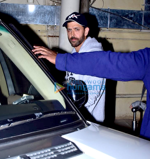 hrithik roshan spotted with his family at pvr juhu 5 2