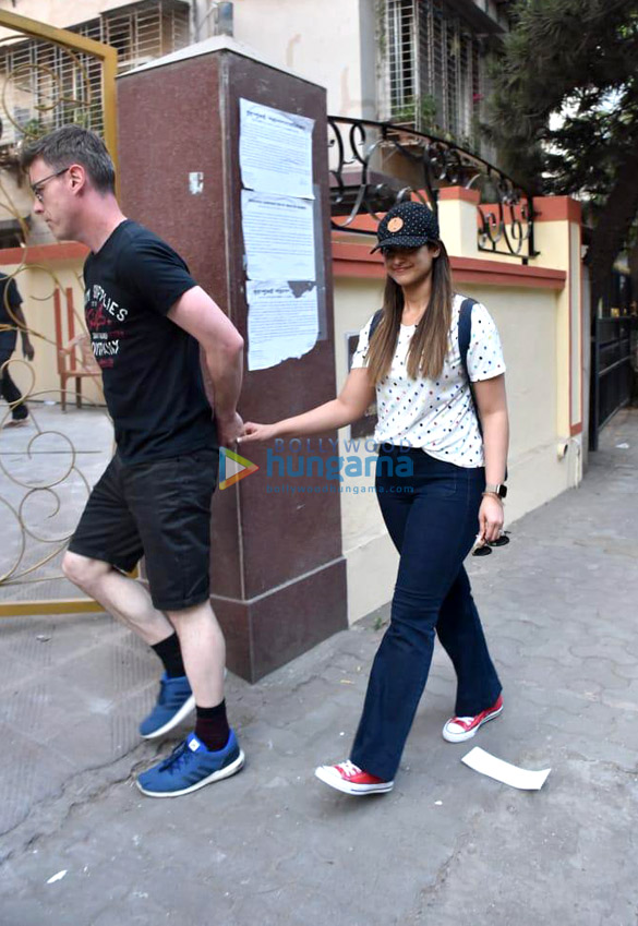ileana dcruz snapped with andrew kneebone spotted in bandra 1