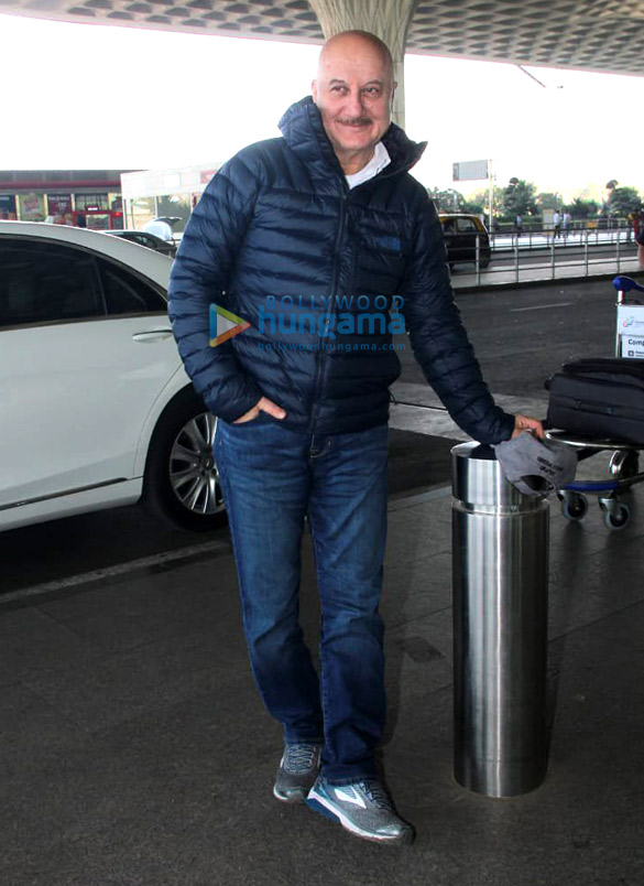 jacqueline fernandez kartik aaryan anupam kher and others snapped at the airport 6