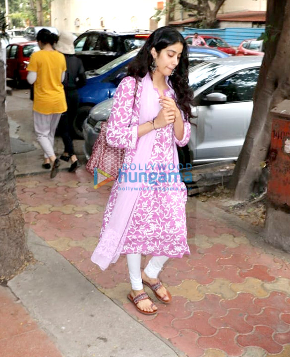 janhvi kapoor spotted in juhu 2