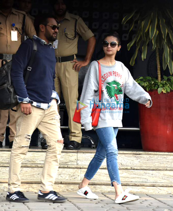 kareena kapoor khan sonam kapoor ahuja alia bhatt and others snapped at the airport 4