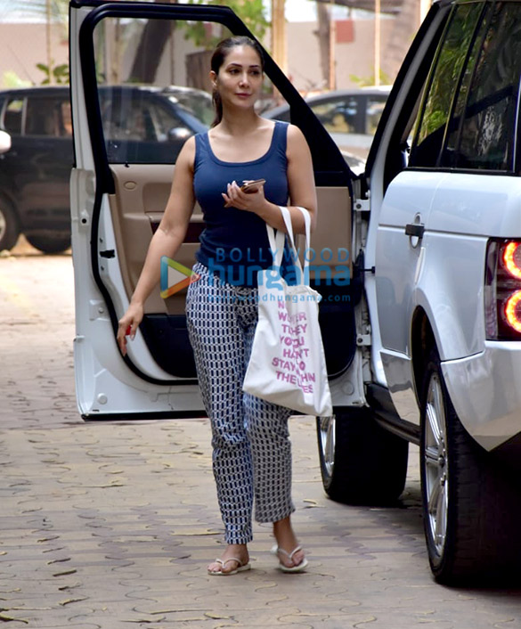 kim sharma spotted in andheri 5