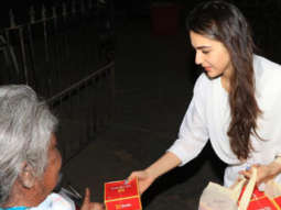 MUST WATCH: Sara Ali Khan SERVING Food at Shani Mandir, Juhu