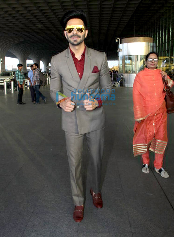 mouni roy sophie choudry mahima choudhary and others snapped at the airport67 2