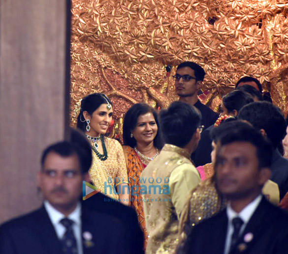 mukesh ambani and family at isha ambani anant piramals wedding1