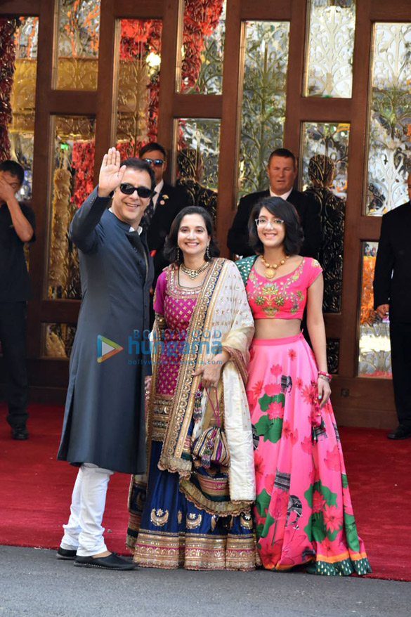 mukesh ambani and family at isha ambani anant piramals wedding6