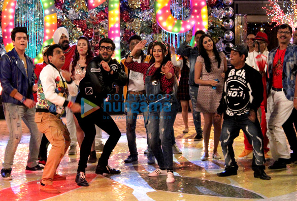 ranveer singh snapped on the sets of tarak mehta ka ooltaah chashmah 1