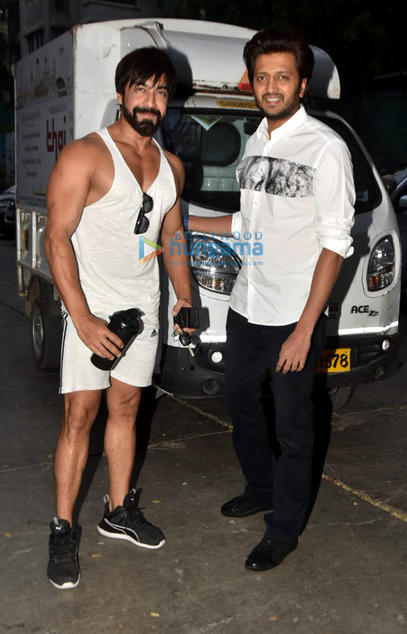 riteish deshmukh and ashish chowdhry spotted outside the gym in bandra 1