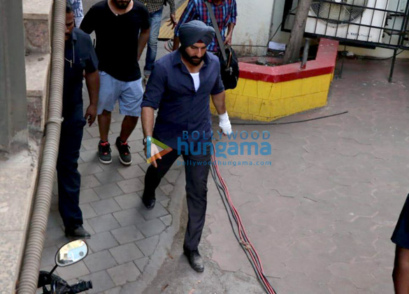 saif ali khan spotted during on location shooting for sacred games season 2 near azad nagar metro station 3