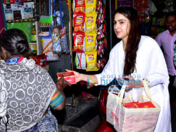 Sara Ali Khan with Amrita Singh spotted at Shani Mandir, Juhu