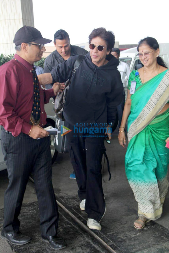 shah rukh khan athiya shetty and kangana ranaut snapped at the airport 2