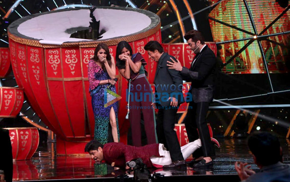 shah rukh khan katrina kaif and anushka sharma snapped on indian idol sets for zero promotions 4