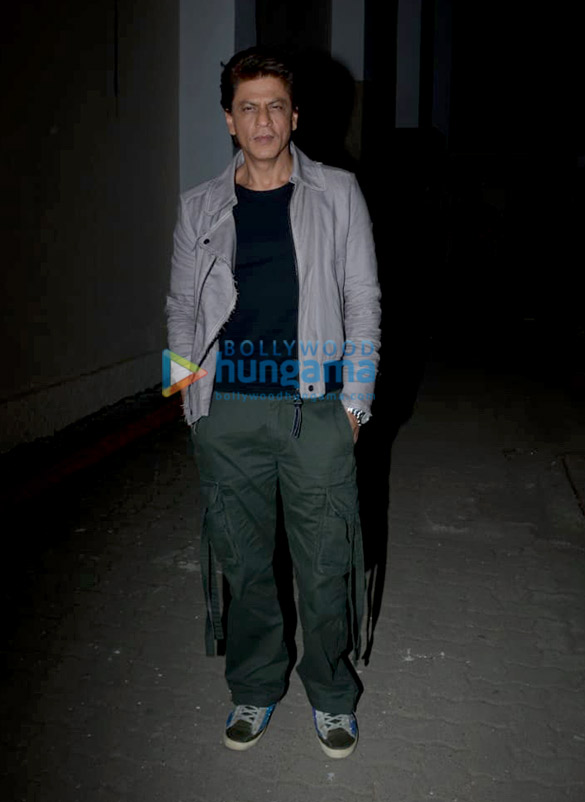 shah rukh khan snapped during zero promotion at mehboob studios 4