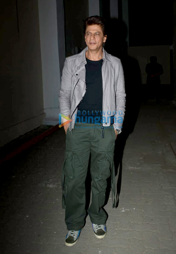shah rukh khan snapped during zero promotion at mehboob studios 6