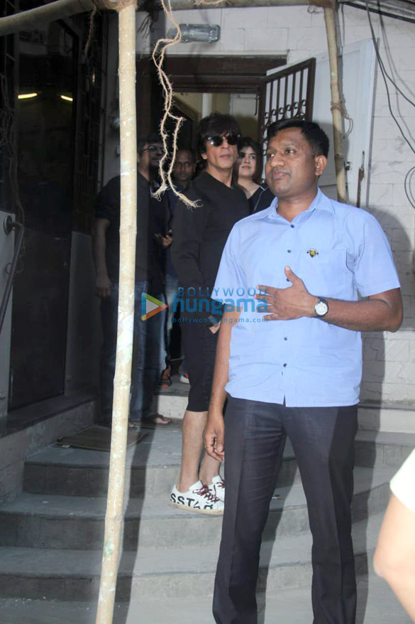 shah rukh khan spotted at a recording studio in bandra 1