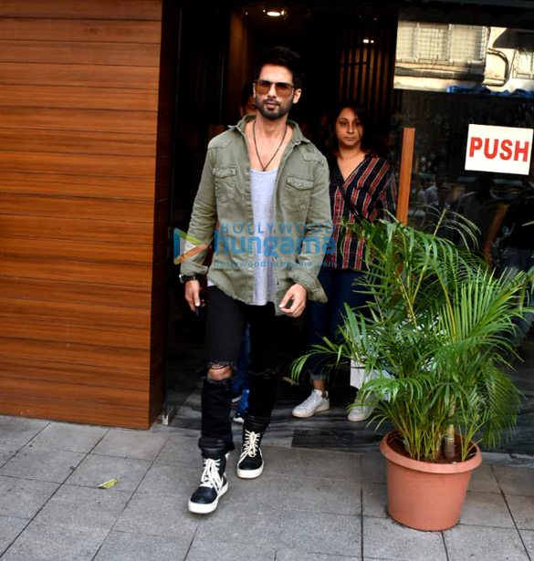 shahid kapoor snapped after a photoshoot in bandra 1